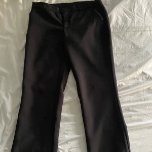 Svarta byxor från NLY Trend - Säljer ett par svarta kostym byxor från NLY Trend i storlek 40. De har en rakpassform och passar till både vardag och fest. Byxorna är i mycket bra skick och passar till alla tillfällen 🫶