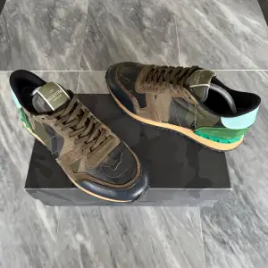 Valentino Rockrunner skor | Perfekt skick | Passar dig med storlek 42,5 - 43 | Nypris: 6499 kr | Ingår: Valentino box | Frakt spårbart via Postnord eller Instabox  |  Köpare står för frakt | Tveka inte att höra av dig vid frågor📩