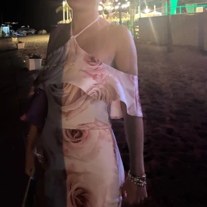 Blommig offshoulder klänning - Storlek 40 men den passar bra på mig även fast jag har normalt storlek 32.