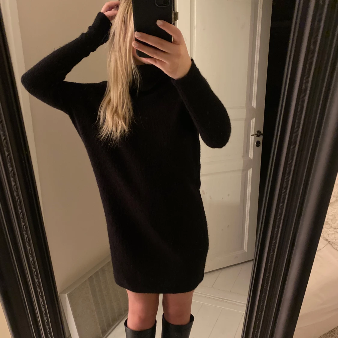 Svart stickad klänning - 91