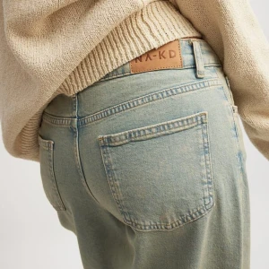 Ljusblå jeans från NA-KD - Säljer ett par ljusblå jeans från NA-KD i mycket bra skick. De är low waist och har en loose fit med vida ben. Strl 36