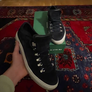 Diemme marostica low  - Tja, använts i typ en månad. Endast seriösa köpare tack!! 🙏 kvitto finns och extra snören samt dustbag medföljer. Priset är satt, ni vet va det är för skor och då vet ni va dem kostar nya. Mörkblå inte svarta som det ser ut som på bilderna. Skorna är bekväma och passar till det mesta i garderoben. Hör av er vid funderingar, endast om ni är seriösa köpare. Tack på förhand! 