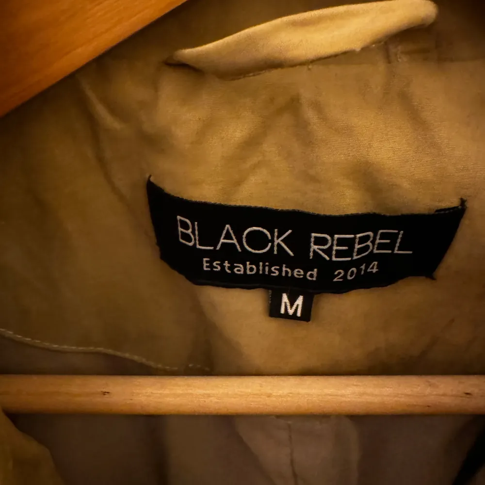 Säljer en stilren beige kappa från Black Rebel i storlek M. Rocken har en klassisk krage och knappar framtill. Perfekt för höst och vår med sin tidlösa design. Den är i mycket bra skick och passar både till vardags och lite finare tillfällen.. Jackor.