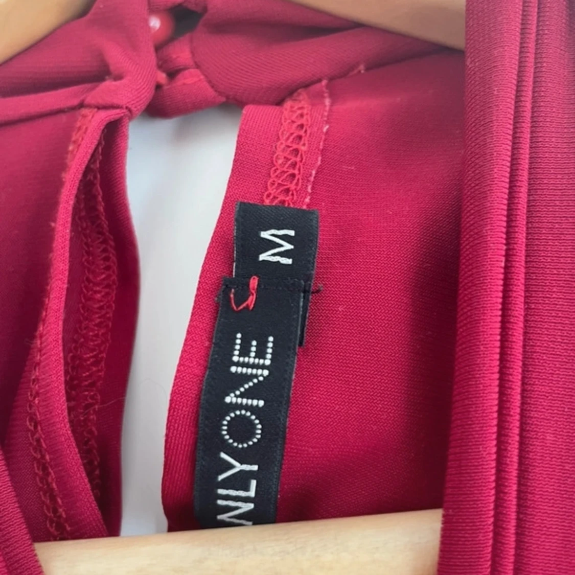 Röd topp med volangdetaljer från Nelly - 91