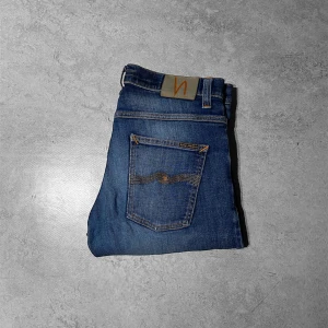 Nudie Jeans Grim Tim - Säljer ett par jeans ifrån Nudie•Storlek W33 L32•Kontakta gärna vid frågor eller funderingar!