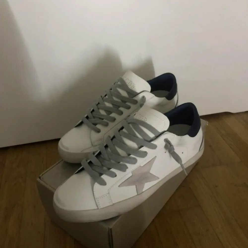 Säljer ett par snygga vita sneakers från Golden Goose i mycket bra skick. Kom DM för frågor!. Skor.