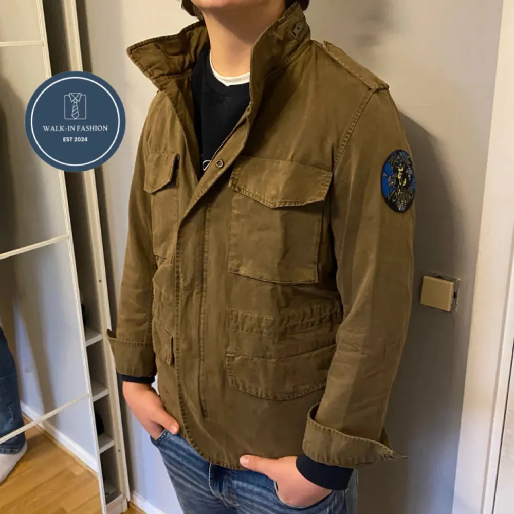 Säljer en brutalt snygg Zadig & Voltaire Field Jacket | Färg : Olivgrön | Storlek : M passar S | Nypris 5200kr, vårat pris 1449kr | Alla lappar hänger kvar och jackan är aldrig använd | Skriv om du har en minsta fundering 💭 . Jackor.