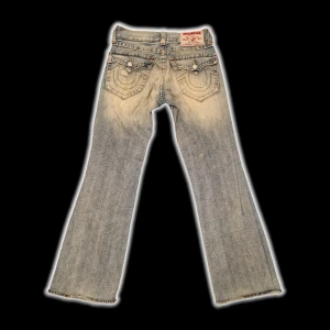 TRUE RELIGION FLARE JEANS - Flared trueys i prima skick! Bara att skriva vid intresse :)