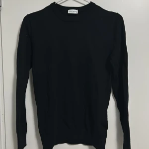 Merinoull tröja från John Henric - Säljer en svart tröja från John Henric 🖤 | Storlek S | 100% merinoull, mjuk och varm | Klassisk rund hals och långa ärmar | Nypris ~ 999| Mitt pris ~ 499 | Köparen står för frakten 📦