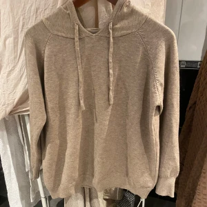 Beige hoodie i merinoull - 100% merinoull hoodie i nysick perfekt för kallare dagar storleken är Xs och hoodien är väldigt lätt att styla först till kvarn!😀