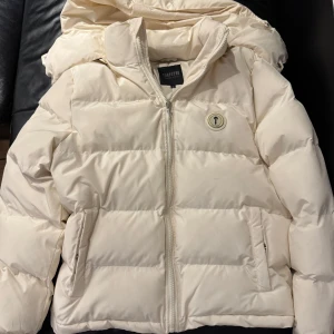 Vit pufferjacka från Trapstar - Säljer min krämvita pufferjacka från Trapstar. Har använt den ungefär max 5 gånger och är helt som ny. Vid funderingar hör av er!