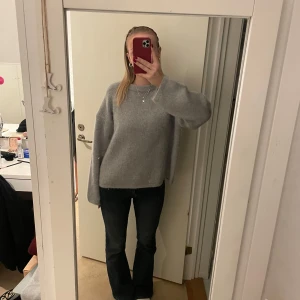 Grå mohair tröja  - Mysig grå mohair tröja i storlek S. Tröjan har en avslappnad passform och långa ärmar, vilket gör den idealisk för både vardag och mysiga hemmakvällar. Ett måste i garderoben för höst och vinter! Nyskick med prislapp kvar💕