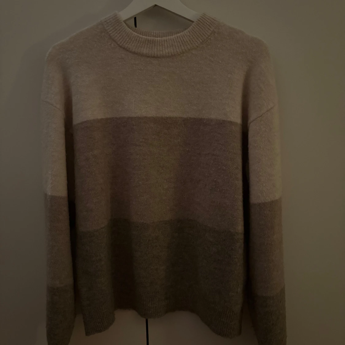 Beige och grå randig stickad tröja