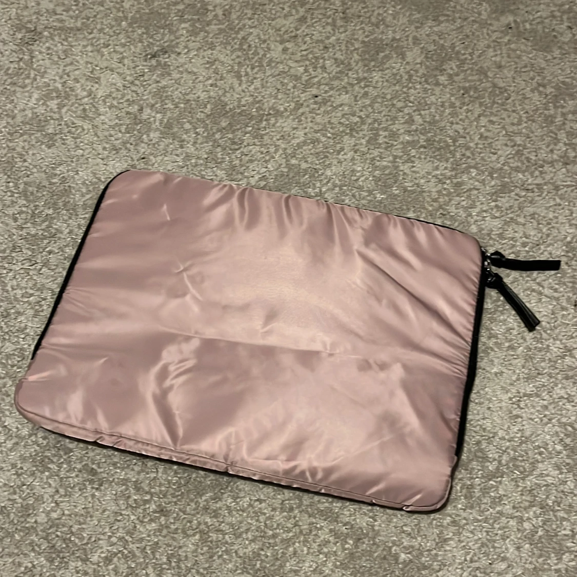 Rosa datorväska från DAY - 90