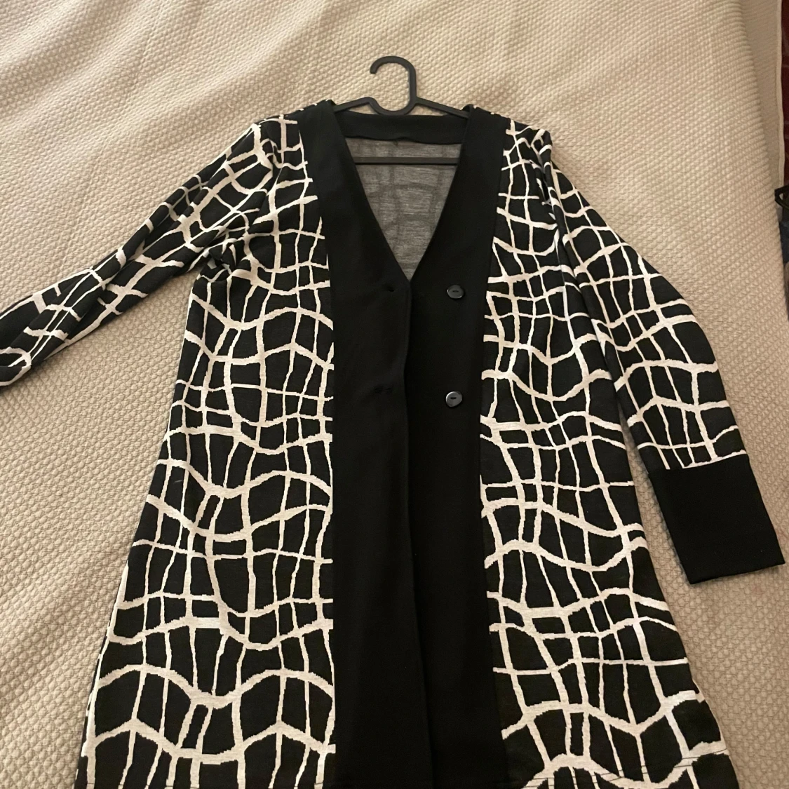 Svart och vit mönstrad kappa från Jensen