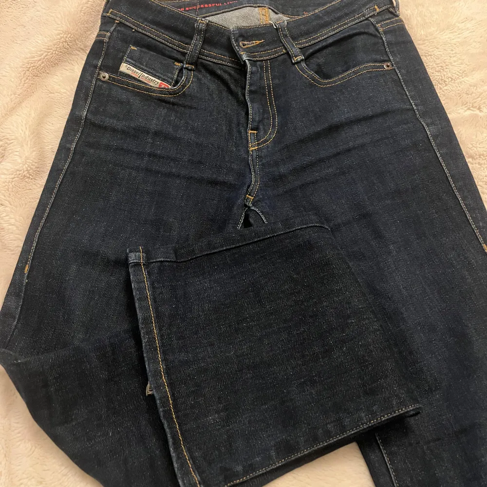 Säljer ett par snygga mörkblå jeans från Diesel. De är använda, men tycker de har väldigt bra skick. Säljer för att jag inte tycker dem har kommit till så mycket användning nu på senaste. Skriv om de vill ha mer info eller bilder. Pris kan diskuteras.. Jeans & Byxor.