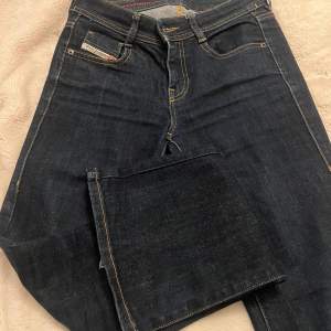 Säljer ett par snygga mörkblå jeans från Diesel. De är använda, men tycker de har väldigt bra skick. Säljer för att jag inte tycker dem har kommit till så mycket användning nu på senaste. Skriv om de vill ha mer info eller bilder. Pris kan diskuteras.