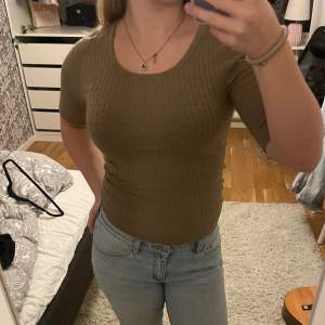 Säljer en snygg beige/brun ribbad topp med korta ärmar. Perfekt för både vardag och fest! Den har en skön passform och är gjord i ett mjukt material. Passar bra till jeans eller kjol. Säljer pga att den är för liten🫶🏻💋