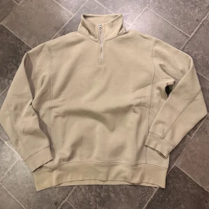 Zip up tröja - Detta är en grön zip up tröja som är köpt hos Zara. Storleken är L och skicket är 9/10. Säljs för 100kr!