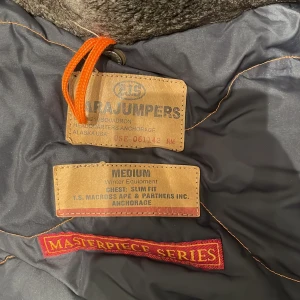 Svart parkajacka från Parajumpers - Säljer en svart parkajacka från Parajumpers i mycket bra skick. Jackan har en pälsfodrad huva och flera praktiska fickor. Den är perfekt för vintern och har en slim fit passform. Grymt snygg och varm för kalla dagar! 🖤