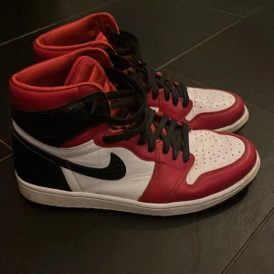 Jordan 1 satin snake  - Säljer dessa p.g.a att jag inte använder dem längre, använt dem en hel del dock är dem i bra skick. Skorna är äkta!