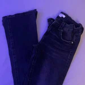 Svarta jeans - Säljer ett par svarta low waist bootcut jeans i bra skick. Använd ganska mycket men i bra skick, inga defekter. Köpta på Gina men säljs inte längre. Nypris: 400kr