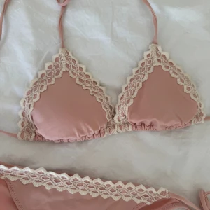 Rosa bikini - Rosa bikini med spetsdetaljer i storlek 34, enbart prövad!!!!!!! Så så fin