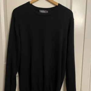 Svart sweatshirt från dressmann stl L - Säljer denna svarta sweatshirt från dressman i stl L. Den är använd ett fåtal gånger men är helt ny i skick. 