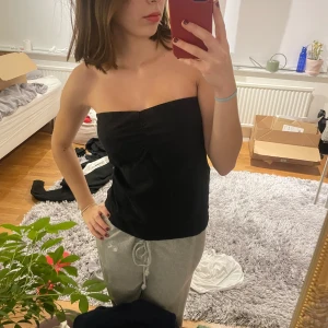 Svart tubtopp från Blind Date - Säljer en stilren svart tubtopp från Blind Date i storlek XS. Perfekt för sommardagar eller en utekväll. Toppen är i ett mjukt och bekvämt material som sitter bra på kroppen. Passar både till jeans och kjol för en snygg look. 🖤