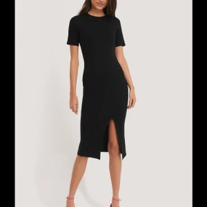 Svart klänning  - Säljer denna fina svarta klänningen med en fin slits vid benet. Klänningen har endast kommit till användning vid ett tillfälle så skicket är som ny. Storlek M