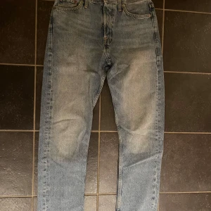 Blå jeans från Jack & Jones - Säljer ett par klassiska blå jeans från Jack & Jones i storlek w28,L30. De har en loose fit. Jeansen är i bra skick.