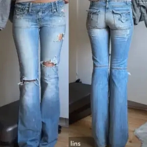  bootcut jeans med coola slitningar på benen. Fint skick dockar dragkedjan rätt dålig kvalite men ingen man märker särkilt mycket💞 