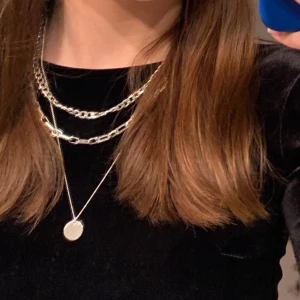 Snyggt silverhalsband - Säljer ett silverhalsband i en lite större modell. Perfekt för både jul och nyårs fest! ✨