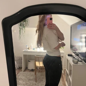 Vit ribbad bolerotopp - Säljer en superfin vit ribbad bolerotopp med trekvartsärm. Perfekt för både vardag och fest! Den är croppad och har en snygg passform som framhäver midjan. Toppen är i mycket bra skick och passar perfekt till jeans eller kjol.