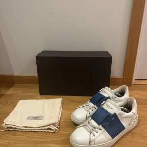 Valentino Open Skor - - Valentinos Blåa - Size: 42 - 8/10 - Price: 2395 SEK - Box , dustbag 