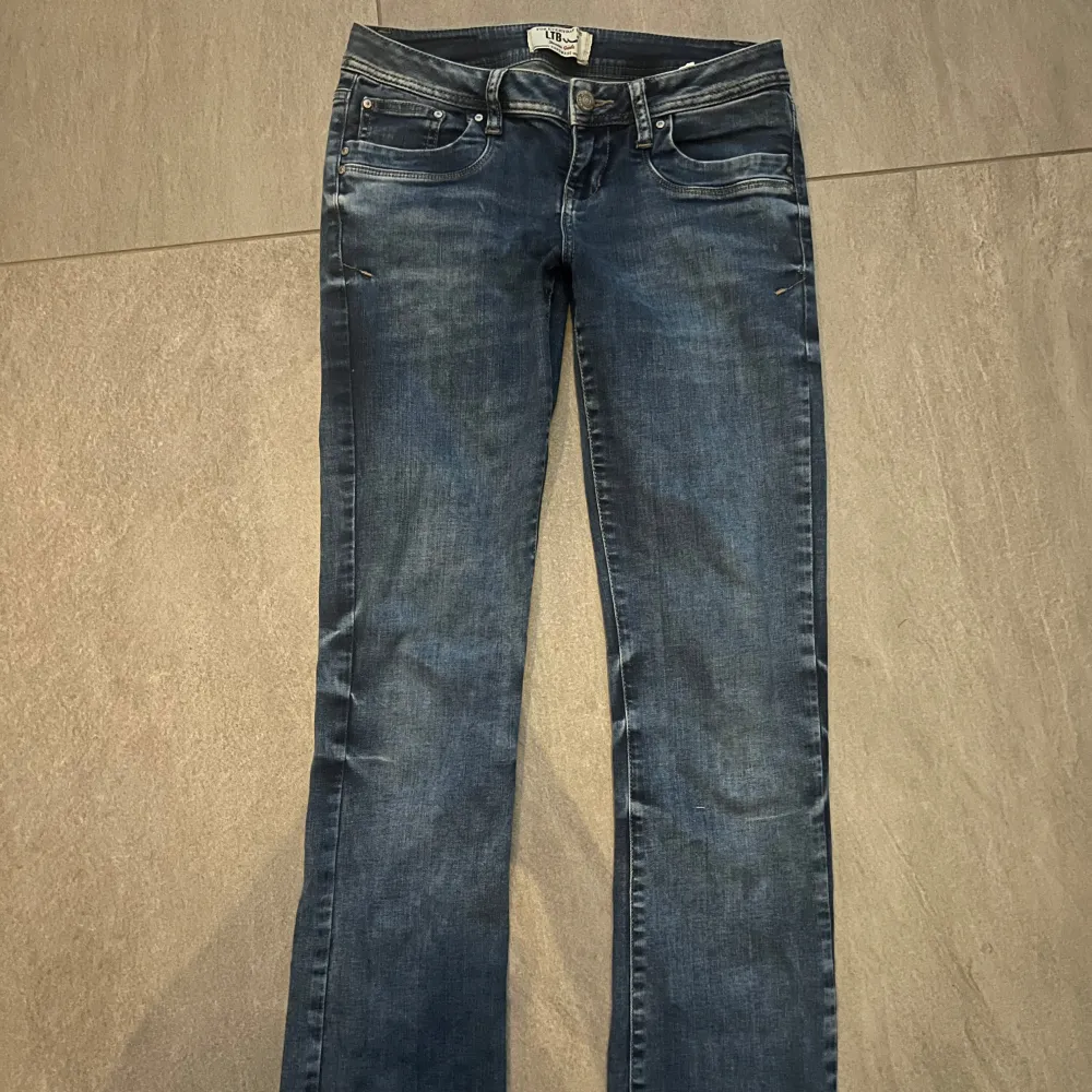 Snygga och stilrena jeans från ltb! Väldigt najs och populära, storlek w28, L32 men passar mig som oftast har 34-36 i ltb jeans!!!. Jeans & Byxor.