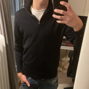Half zip - merino ull - Tja, säljer denna riktigt snygga half zip tröjan | Märke:  These Glory days | Storlek: S | Skick: 9/10 | Material: 100% merino ull | För fler bilder eller frågor är det bara att skriva | Pris är diskuterbart vid snabb affär |