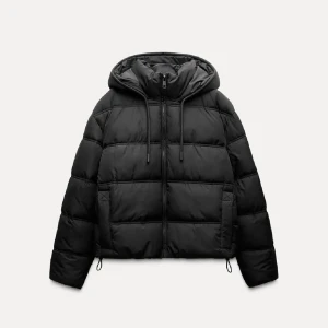 Svart pufferjacka från Zara - Säljer en snygg svart pufferjacka från Zara i storlek S. Jackan är perfekt för kalla dagar med sin vadderade design och har en praktisk dragkedja framtill. Den har en normal passform och långa ärmar, vilket gör den idealisk för både höst och vinter. Huvan ger extra skydd mot väder och vind.