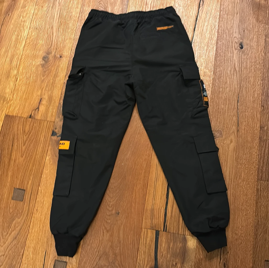 Svarta cargopants från Black Squad - 90