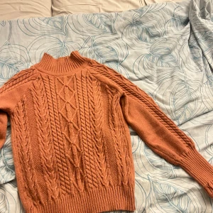 En jättefin tjock stickad tröja - Jättefin stickad tröja, den är mer åt de rosa hållet men syns inte så bra på bilden. Passar i storlek S/M