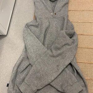 CONTRA hoodie grå - Denna hoodie är använd en gång, och väl tvättad. Storlek S (jag tycker den känns lite mer som M)💗