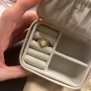 Super fin guldfärgad ring  - Super fin guldfärgad ring med hjärta på🩷❤️🥂 ❤️ Använd men i bra skick! 