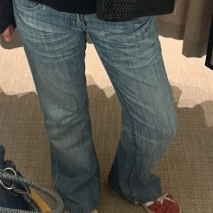 Lågmidjade bootcut jeans - Säljer dessa sjukt snygga jeans från märket MHO!🩷🩷 Passar ca en S