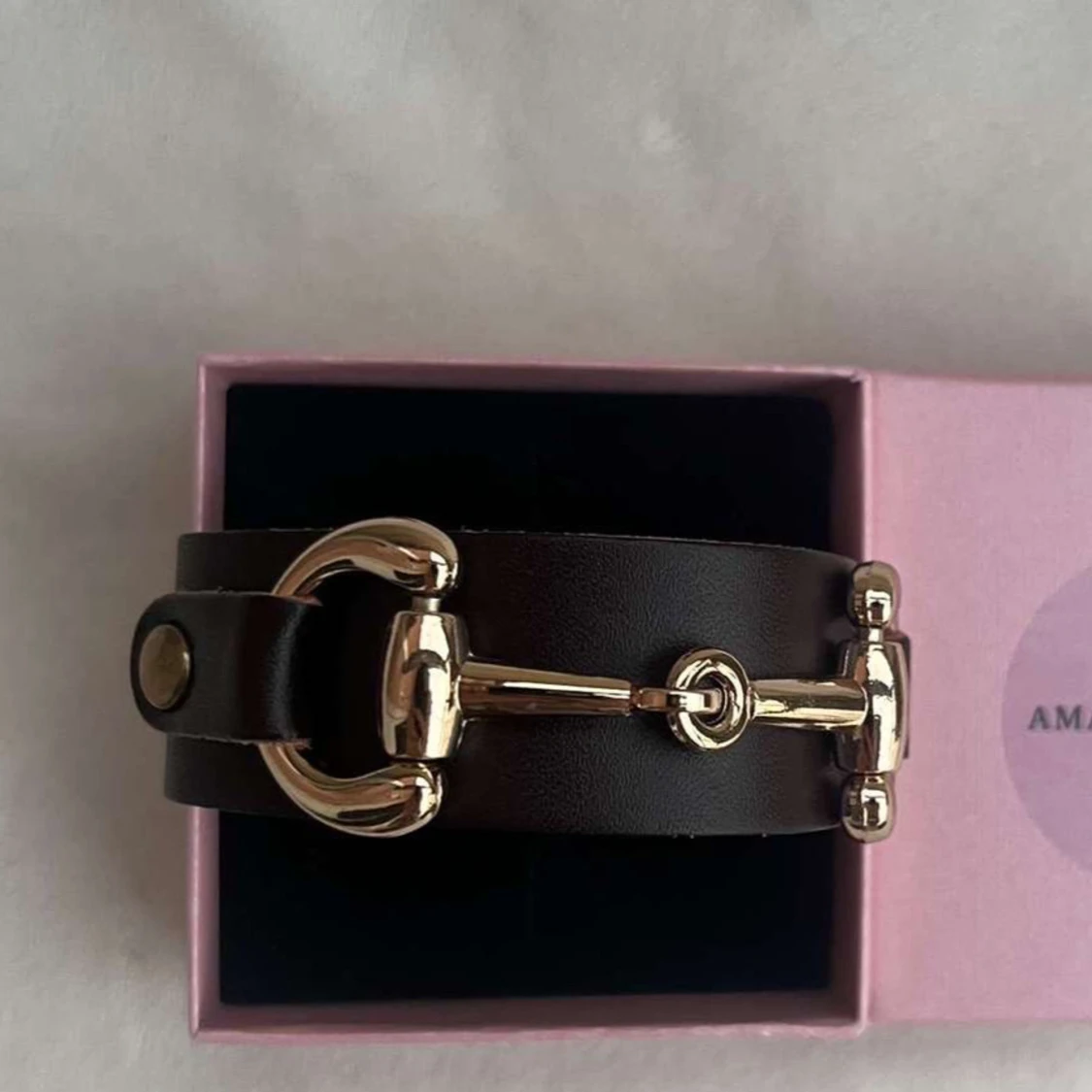 Armband i läder med gulddetaljer - 90