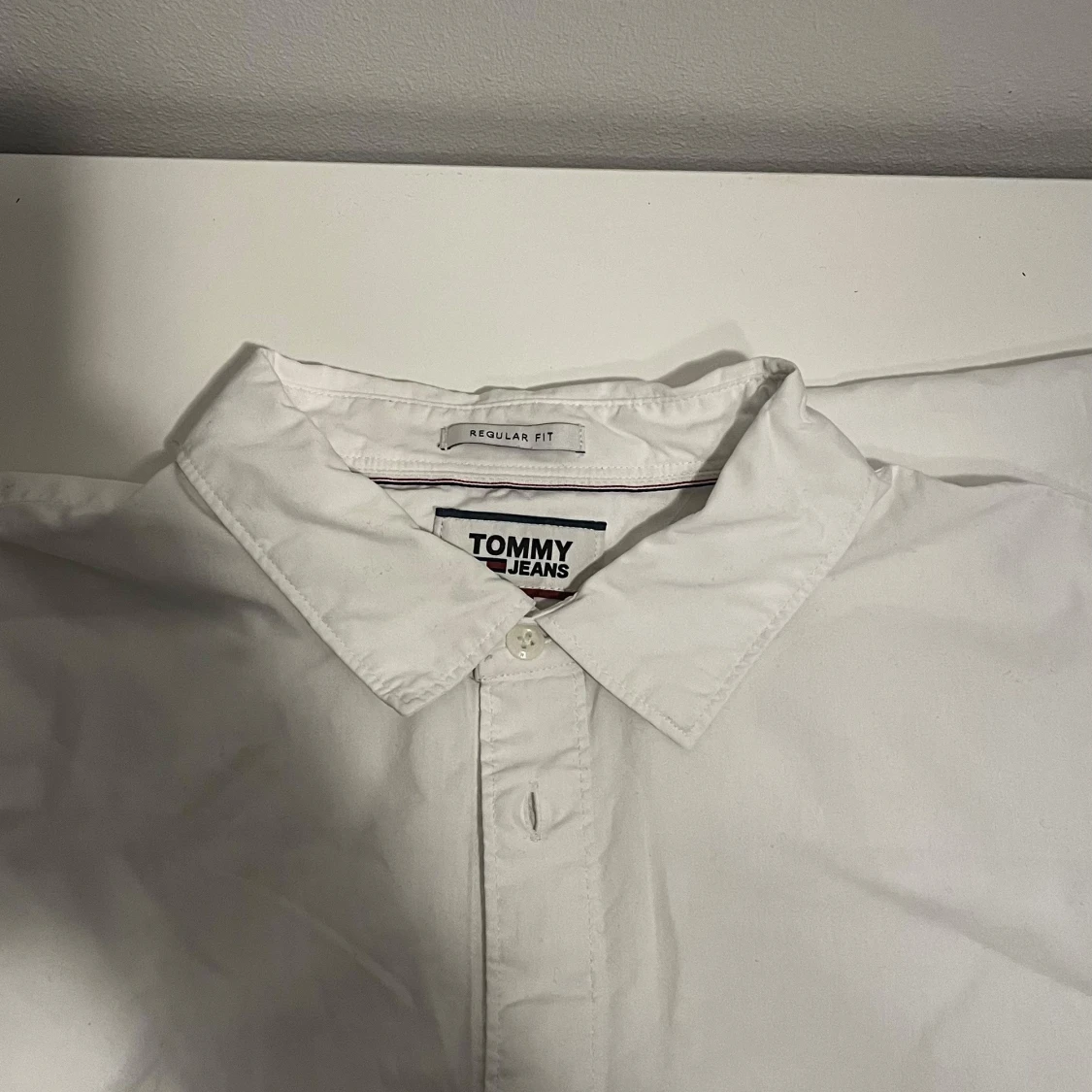 Vit skjorta från Tommy hillfiger - 90