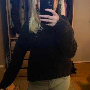 Svart stickad tröja - Stickad svart tröja som ej kommer till användning💗