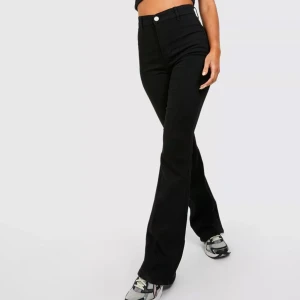 Svarta bootcut byxor - Högmidjade jeans