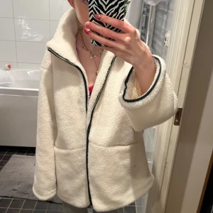 Teddyjacka  - Säljer denna mysiga teddyjacka då den inte kommer till användning. Jag köpte den från Vera och Moda förra året för 600 kr. Jackan är knappt använd, så fint skick. Otrolig mysig nu till vintern men passar lika bra till hösten å våren. Storlek S men passar XS-M. Jag kan mötas i Stockholm annars så postar jag direkt när jag får tid. Hör av er vid frågor♥️♥️Frakten ingår ej i priset