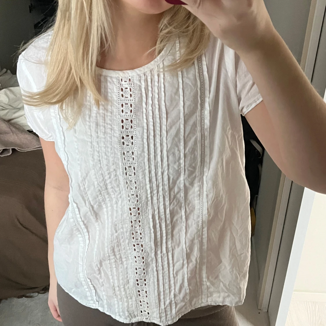 Vit blus med spets/virkade detaljer