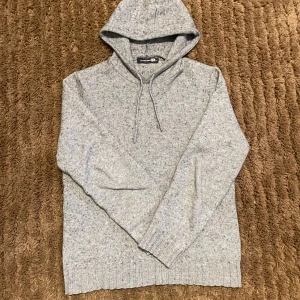 Dressman tröja  - Säljer nu denna eftertraktade tröja som inte sängen säljs! Den är inte så nopprig som den ser ut, se på sista bild! Storlek M passar S 🤩finns ett litet hål i armhålan. 